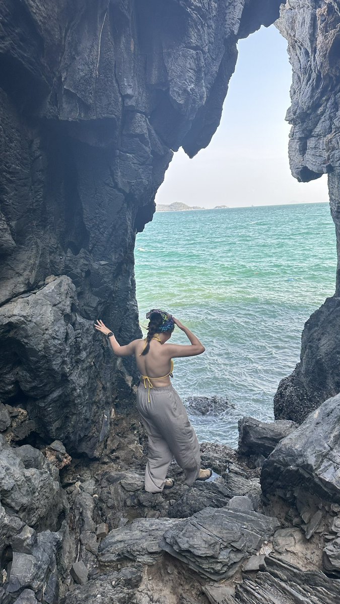 afewifound's tweet photo. ถ้ำทะลุ จุดนี้เชื่อมกับหินที่ยื่น ถ่ายตอนพระอาทิตย์ตก มันก็จะ aesthetic สุดๆ คนเยอะนิดนึงถ้าไป ส-อา ถ้าเพื่อนไปกันสามสี่คนให้ยืนคนละมุมแล้วแสนปๆ 1 นาที ได้ 300 รูปไม่เกินจริง จุดนี้มีสะพานไม้และต้นกระบองเพชร ถ่ายออกไปตัดกับน้ำทะเลสีฟ้า ชอบตรงนี้ที่สุด https://t.co/hbE87OtLOm