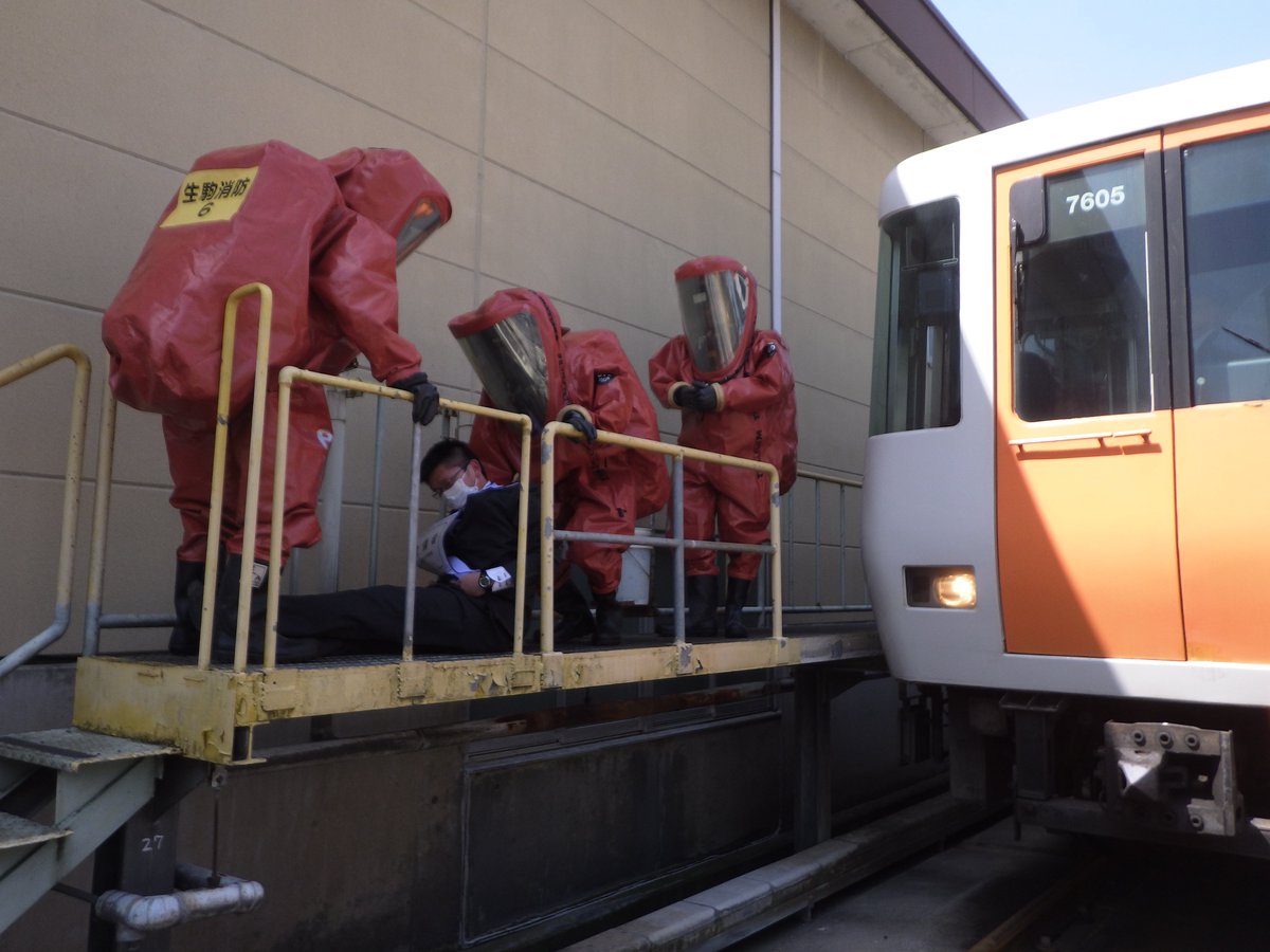 Ikoma_syoubou's tweet photo. 本日、4/13に開催される大阪・関西万博に向け、「近鉄けいはんな線の車両内で不審な液体が漏れ出している」という想定で、生駒消防、奈良県警察、近鉄によるテロ対応訓練を実施しました。訓練の様子は、１８時００分から奈良テレビ放送の「ゆうドキッ！」で放送される予定です。
＃大阪・関西万博 https://t.co/TMRu161rWS