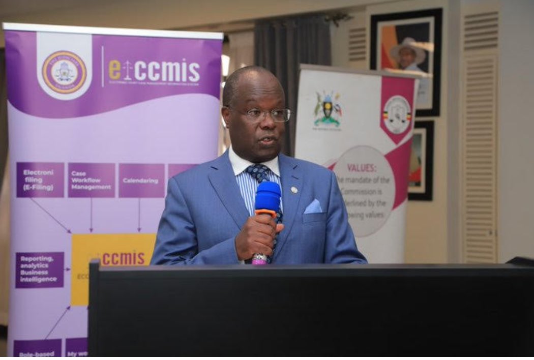JUST IN: Dr. Douglas Singiza officially takes oath as the new Chairperson of the Judicial Service Commission. 
Read more: 
jural-media.com/dr-singiza-swo… 

#JuralMedia 
#NewsUpdates