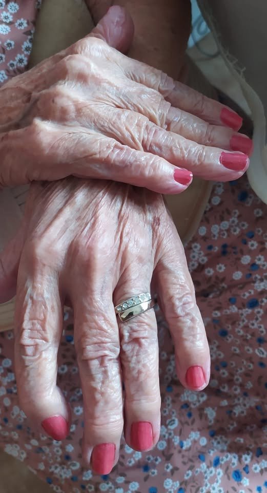 Hay que sentar a las abuelas …con grabadora en mano, …. . Un día se mueren y el vacío q dejan cierra la vía de las historias por escuchar. Deja q cuente todas sus estrategias de supervivencia en los malos tiempos. su memoria es nuestro mejor kit de supervivencia.