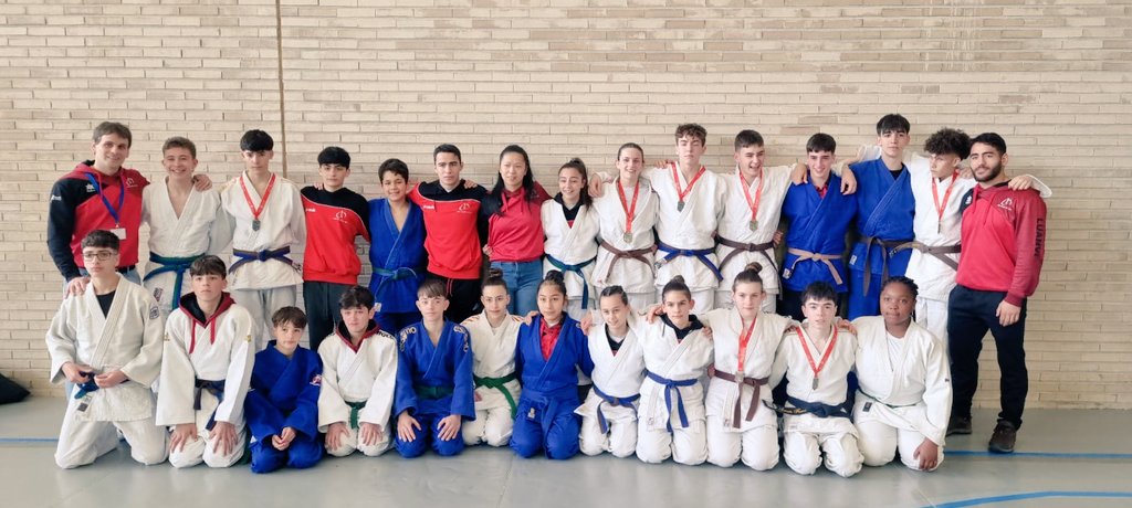 CNdeLUCHA's tweet photo. Éxito del club en la fase final de los J.D.N.- N.K.J. de judo infantil y cadete, consiguiendo 10 medallas de🥇 4 de🥈 y 5 de🥉
Con estos resultados la @FJudoNavarra comboca a 11 de nuestros deportistas para el campeonato de España a celebrar en Huesca el26 y 27 de  abril. https://t.co/WUbw2v1GIR