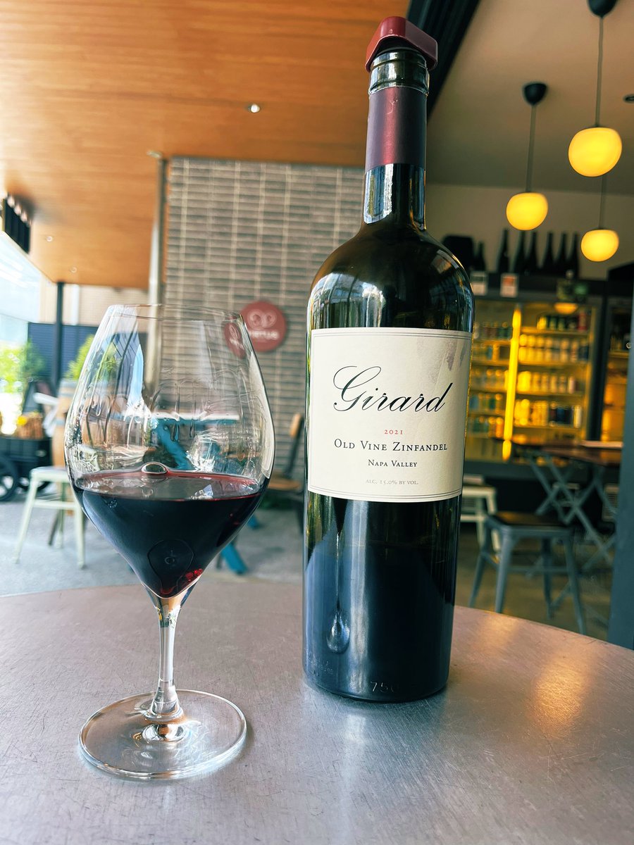 ちゃんとしたお店で飲むの久々過ぎて、スタッフさんに好み聞かれて戸惑ってしまった😅自分の好みもちゃんと答えられなくなっているとは、、笑
どちらも美味しゅうございました🙏