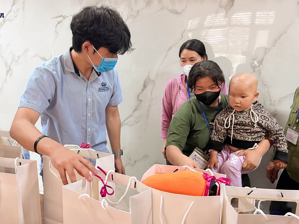 BVISHanoi's tweet image. 💛 Sharing Love at K Hospital – Tan Trieu 💛
Last Friday, BVIS Hanoi students visited young patients at K Hospital, gifting 50 care packs. A heartfelt day of empathy, strength, and community spirit.
#BVISHanoi #ServiceLearning #NordAngliaEducation