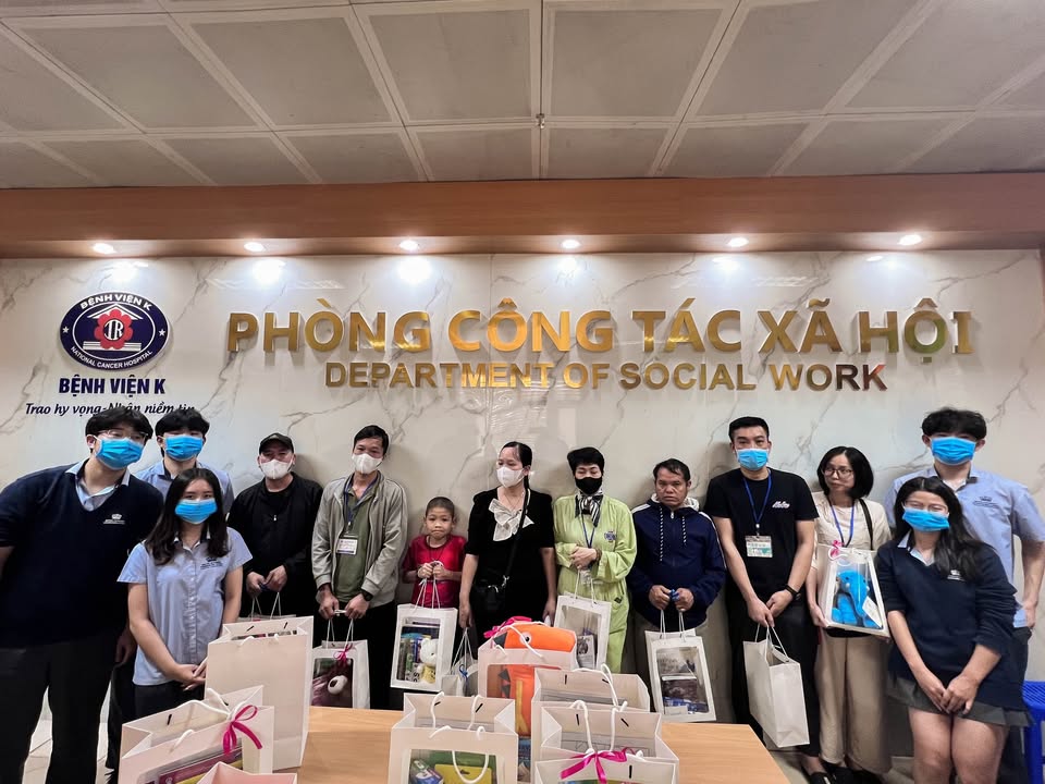 BVISHanoi's tweet image. 💛 Sharing Love at K Hospital – Tan Trieu 💛
Last Friday, BVIS Hanoi students visited young patients at K Hospital, gifting 50 care packs. A heartfelt day of empathy, strength, and community spirit.
#BVISHanoi #ServiceLearning #NordAngliaEducation