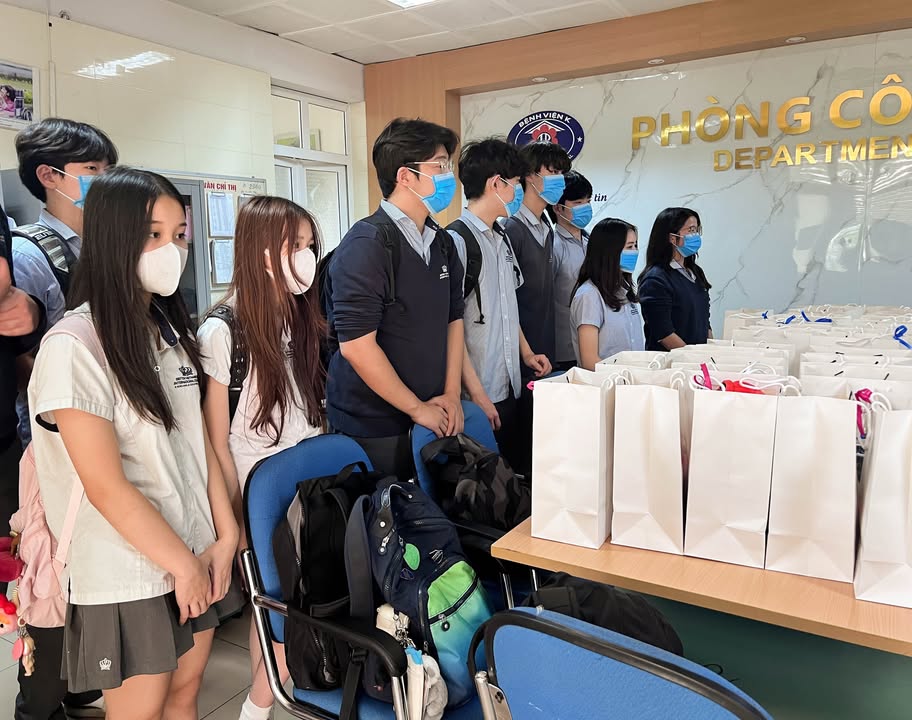 BVISHanoi's tweet image. 💛 Sharing Love at K Hospital – Tan Trieu 💛
Last Friday, BVIS Hanoi students visited young patients at K Hospital, gifting 50 care packs. A heartfelt day of empathy, strength, and community spirit.
#BVISHanoi #ServiceLearning #NordAngliaEducation