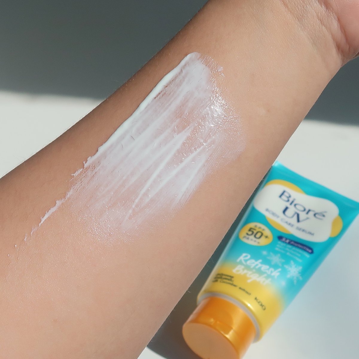 เข้าซัมเมอร์แล้วร้อนจนแสบผิว กันแดดเดียวที่จริงใจ ซื้อใช้ตลอดๆ Biore UV Body Serum สูตร Refresh Bright  ☀️⛱️ เนื้อเบาจริงๆ ไม่เหนอะไม่เหนียวตัว เสื้อไม่เหลือง ชอบที่เป็นสูตรเย็น ทาปุ๊บผิวสดชื่นปั๊บ รู้สึกผิวเย็นลง -2.7 องศา ผิวสงบลดความแสบร้อนไปเลย ใดๆ ผิวชุ่มชื้นแล้วกันน้ำกันเหงื่อด้วย ทาเติมได้เรื่อยๆทั้งวัน ไม่เป็นคราบ เลิฟมากกกกก
#Biore #BioreUVBodySerum #กันแดดตัวจริง #เบาสบายไม่ทิ้งคราบเหลือง