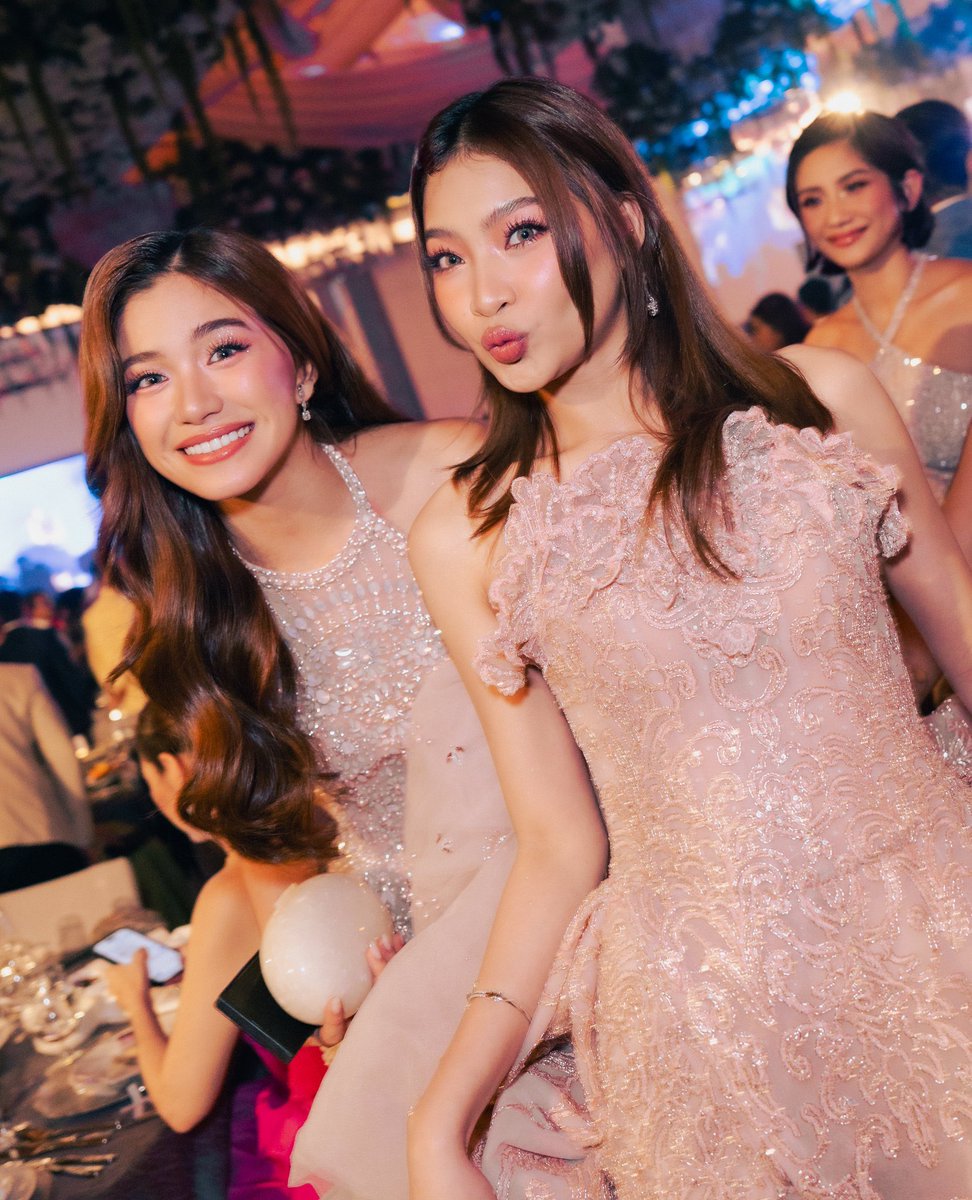 iahsgf's tweet photo. smiley aiah and noot noot colet https://t.co/gB2472PoGz