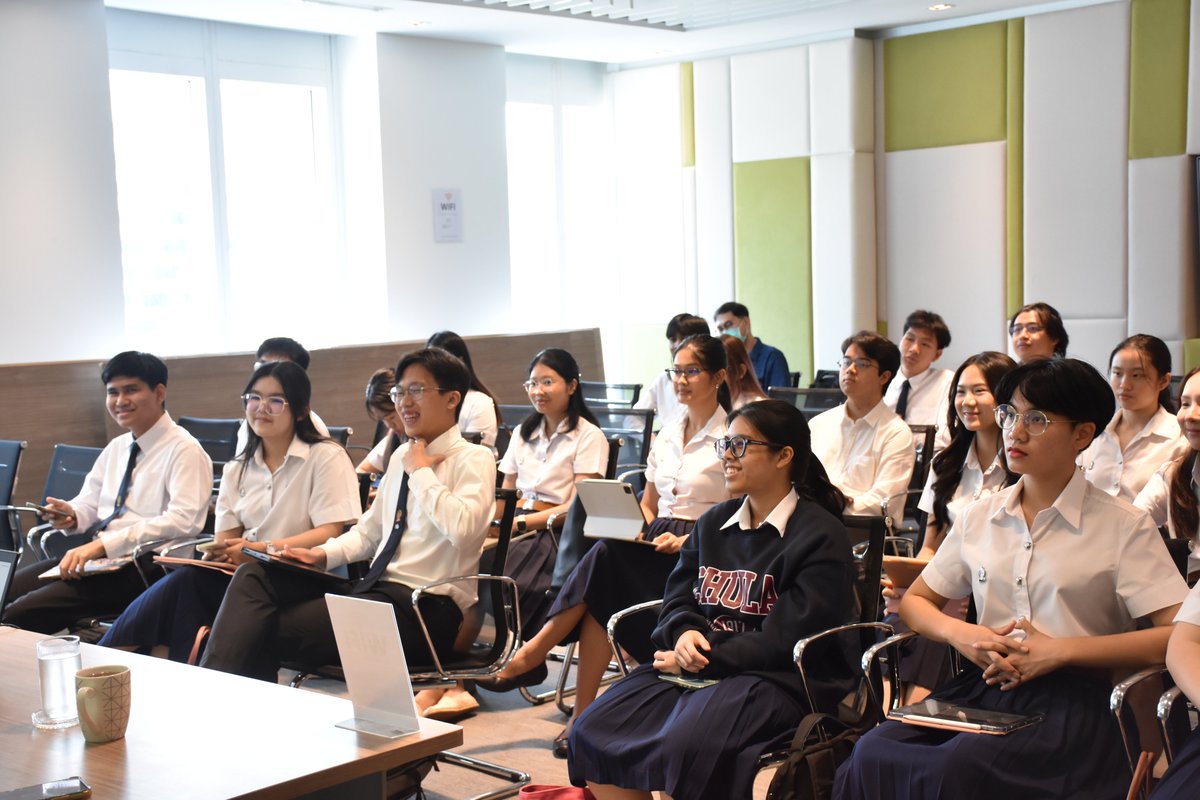 EUinThailand's tweet photo. 🇪🇺✨#EUinThailand welcomed students from ‘Intro to the EU’ course of Chulalongkorn U.
 
Students get to learn more about the EU’s :

 🏛️ History 
 🕊️ Values &amp; Policies
 🎯 Cooperation w/ Thailand🇹🇭 on wide range topics 📚

Special thanks to Dr. Natthanan Kunnamas! https://t.co/9rBIBvBVq4