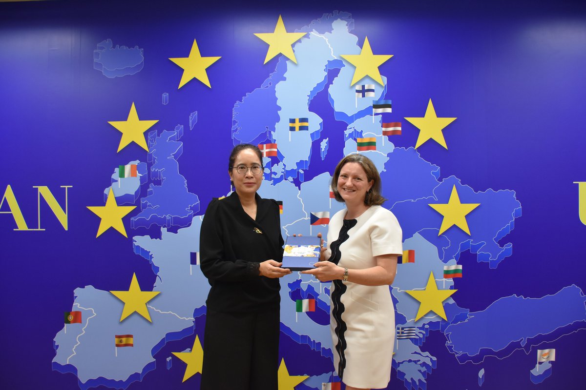 EUinThailand's tweet photo. 🇪🇺✨#EUinThailand welcomed students from ‘Intro to the EU’ course of Chulalongkorn U.
 
Students get to learn more about the EU’s :

 🏛️ History 
 🕊️ Values &amp; Policies
 🎯 Cooperation w/ Thailand🇹🇭 on wide range topics 📚

Special thanks to Dr. Natthanan Kunnamas! https://t.co/9rBIBvBVq4