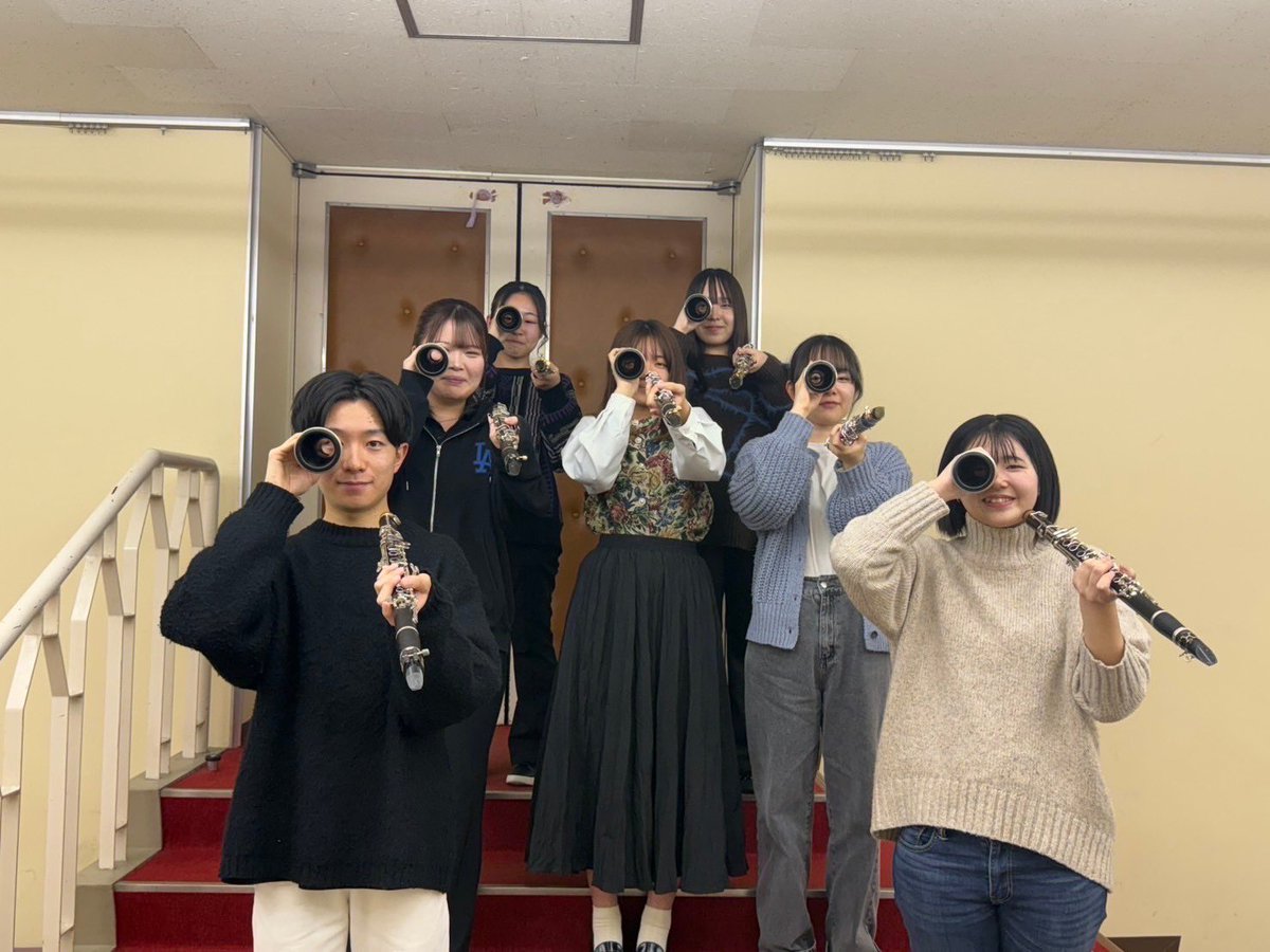 今回はクラリネットパートの紹介です！
私たちは2年生2名、3年生3名、4年生1名の計6名で活動しています！なんと、、、現在バスクラリネットの担当が居ません⁉️ということでB♭クラ、バスクラ共に大募集しております！皆さんに会えるのを楽しみにしています！🌸🌟