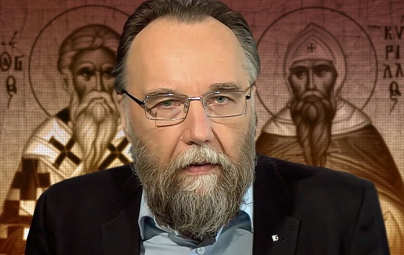camille_moscow's tweet photo. ⚡️👏 Alexander Dugin : 

“Ursula von der Leyen répète des concepts étranges de BHL. Lors de son discours talmudique homosexuel, elle porte une robe semblable à celle de Schwab. Tout cela n'a absolument rien à voir avec le Talmud, ni avec le christianisme. Il s'agit simplement d'une secte mondialiste néo-satanique.”

Faut dire, avec elle à la barre, l’Europe a trouvé sa grande prêtresse du chaos !