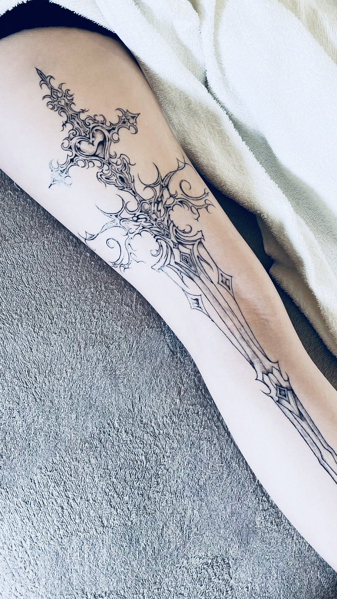 Mehndi208's tweet photo. 太腿から足首まで貫いてます、脚の裏側 https://t.co/4hnyhcW29s
