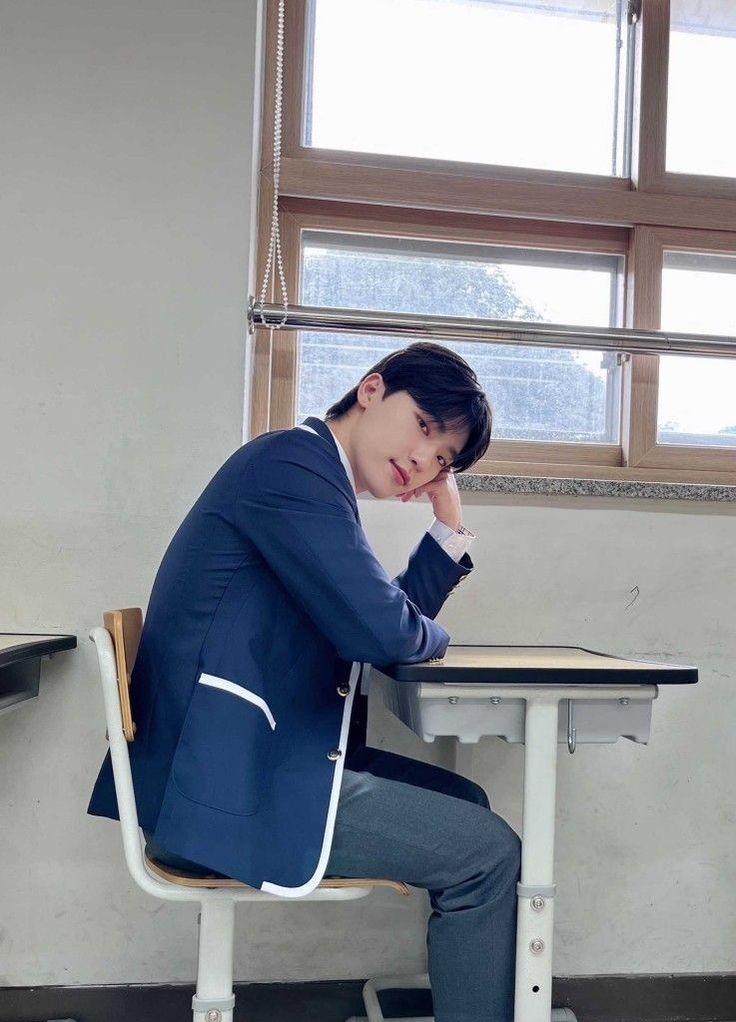 Chan di barisan belakang pun menulis apa yang di tulis oleh ketua kelas