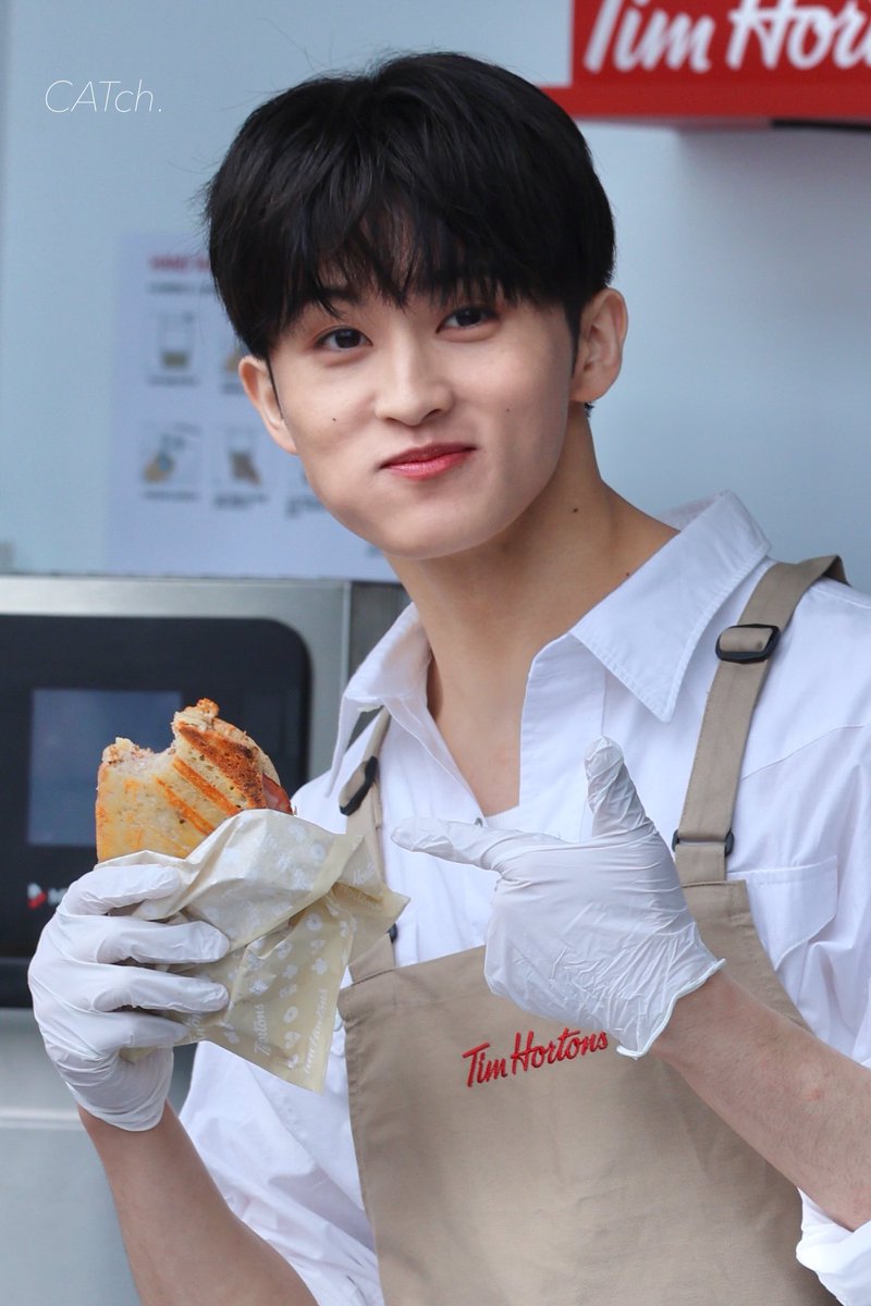 catchthemk's tweet photo. 250409 샌드위치 마시쏭

#마크 #MARK #マーク #NCTDREAM #NCT #NCT127 https://t.co/YZMcLLbepL