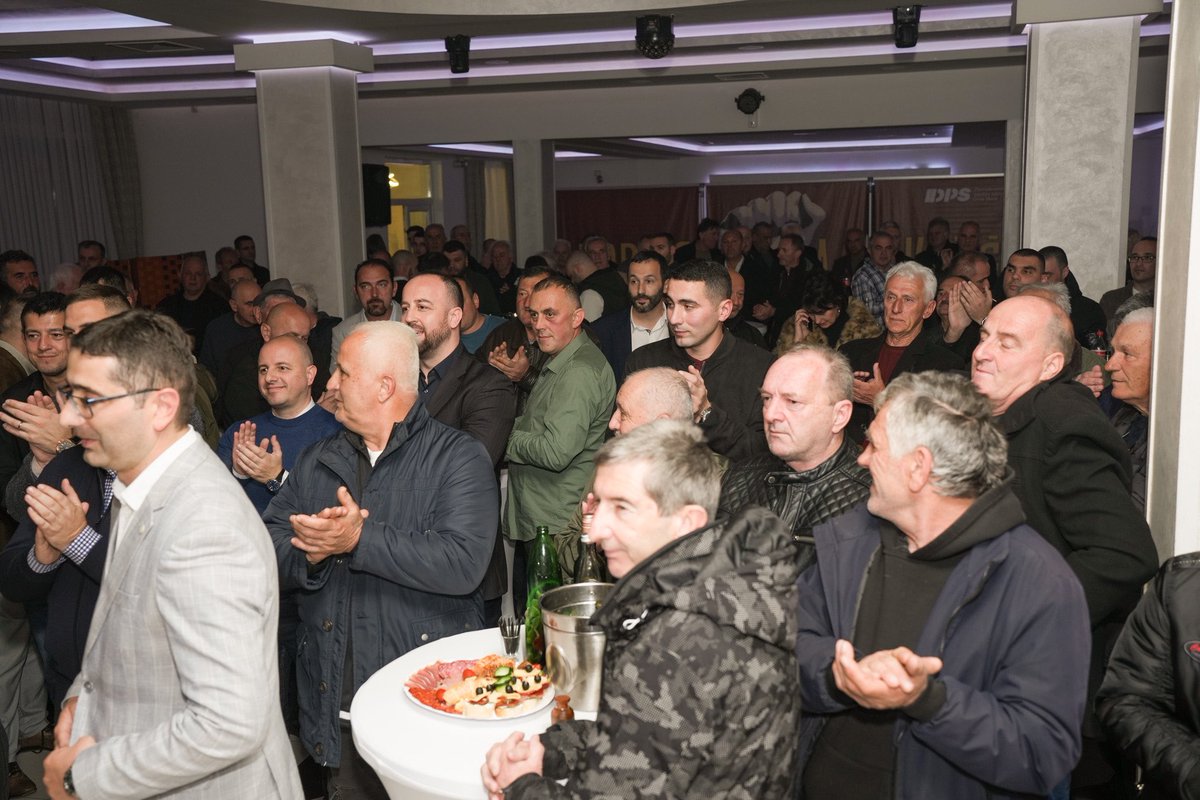 DPSCrneGore's tweet photo. I mještani Ozrinića su spremni da stanu na put širenju mržnje i nacionalizma!

Pobijedićemo 13. aprila i vratiti Nikšić građanima!

🗳️ Zaokruži 3!

✊ Bori se za Nikšić!

#OFANZIVA #BoriSeZaNiksic #Niksic #dopobjede https://t.co/SYMah52Tvw