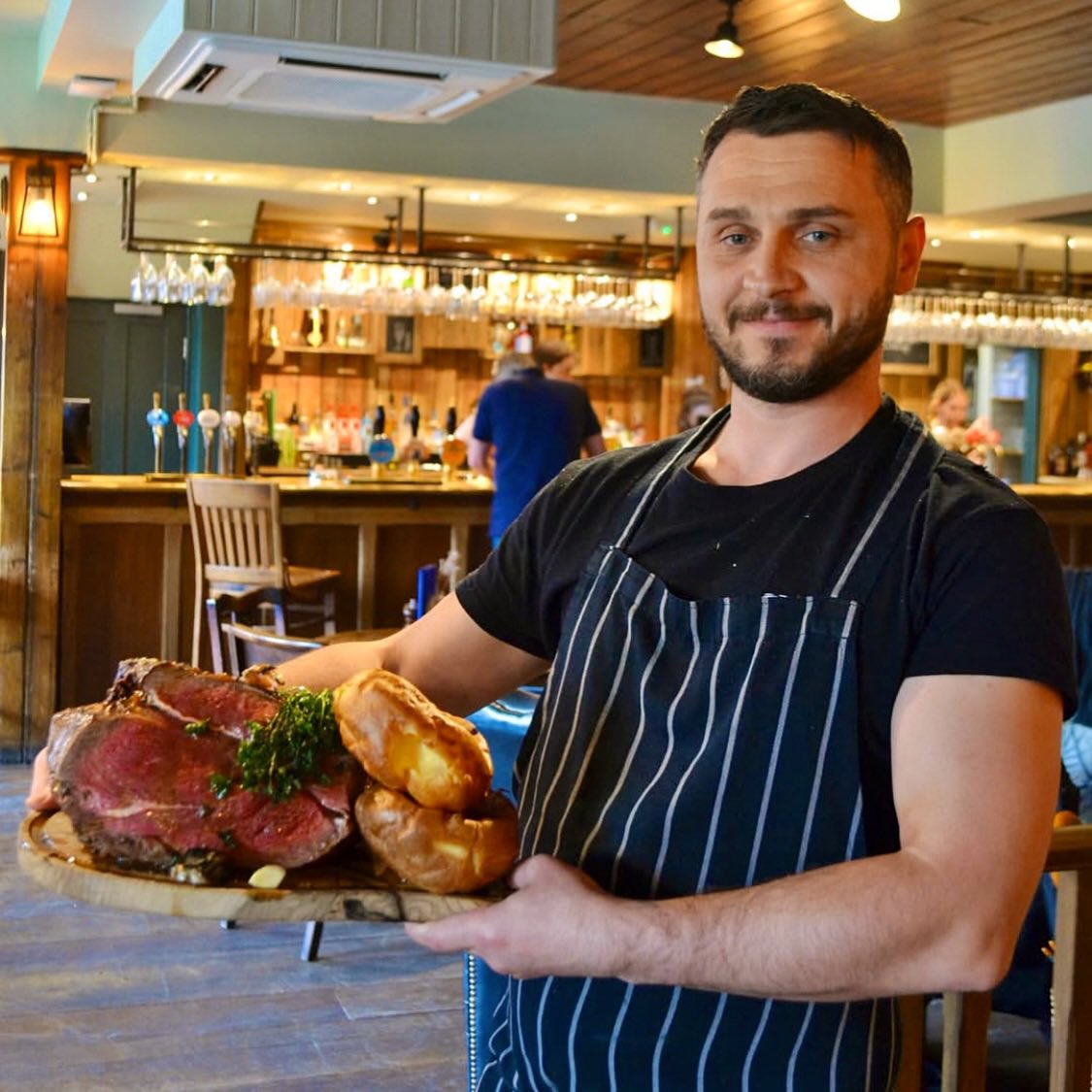 Something special for Easter! Our wonderful head chef, Billy (pictured above), will be cooking up a special leg of lamb for Easter Sunday with all the trimmings! There couldn’t be a better way to enjoy a sunny bank holiday ☀️🍴 book now ➡️ thecrookedbilletwimbledon.com

#youngspubs
