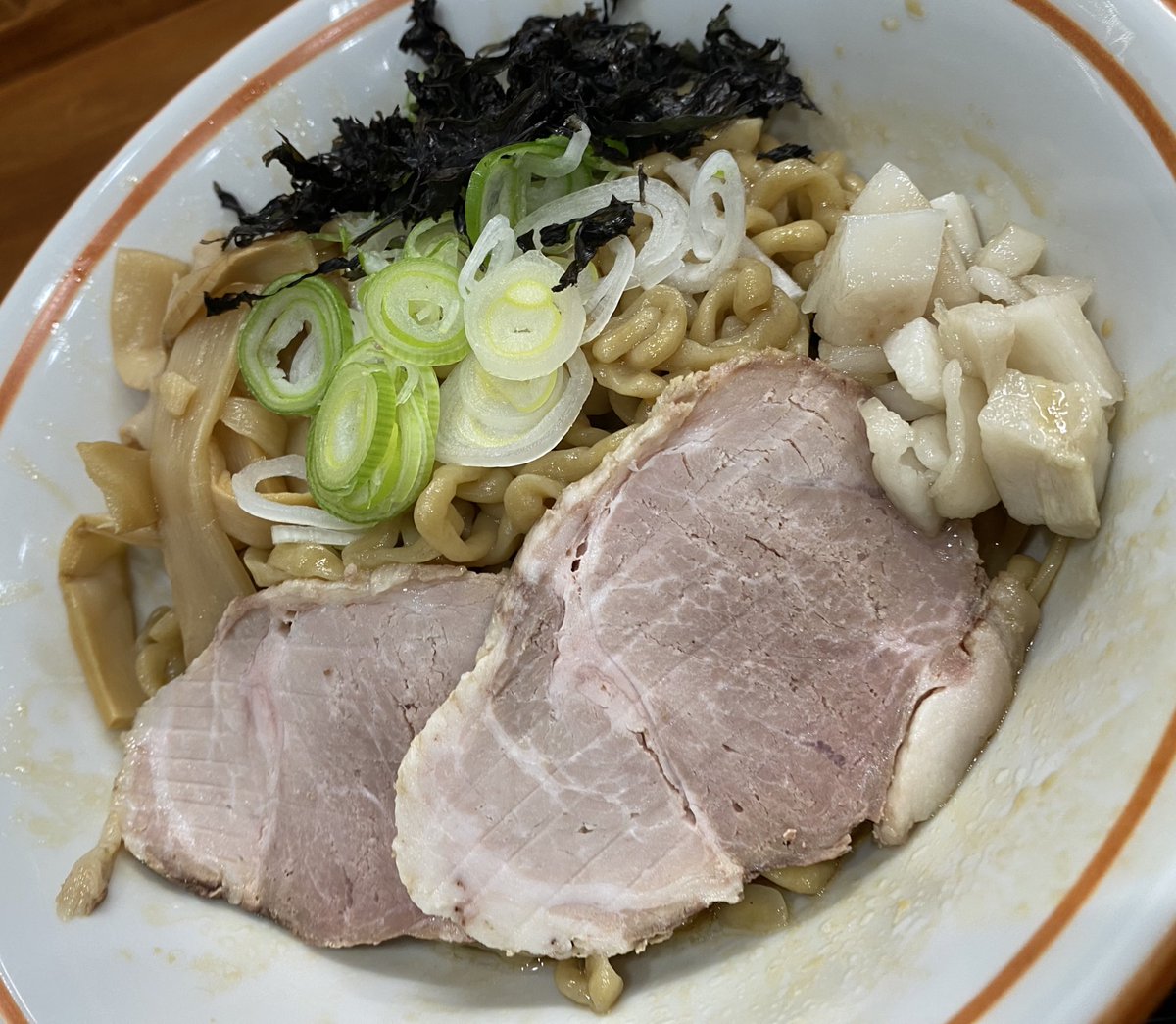 BlueOceanBirdm's tweet photo. めん屋神風さんの油そば　
麺も味も好きな感じで美味しかったです！
ブリブリの麺と煮干しの効いたタレがえらいこと絡んでます！
お酒もあり、駅や飲み屋さんの近くなのでサラリーマン多めでした。
ご馳走様でした😋🍜
#神風　
#油そば　
#めん屋
#夜ラーメン https://t.co/OdA7EIneqW