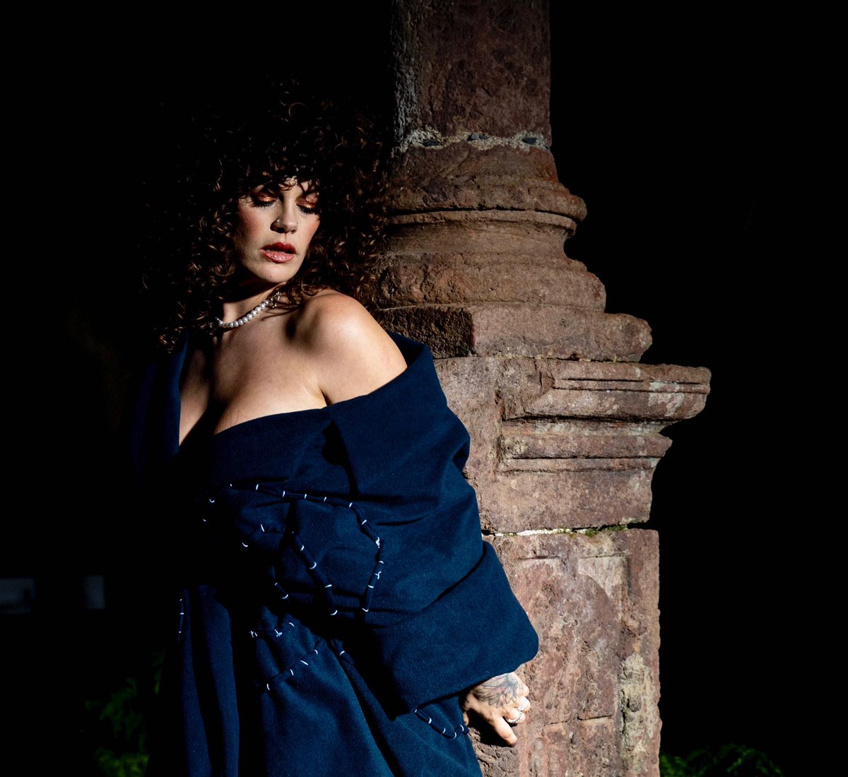 Mel Ömana reinterpreta su himno "I'M A QUEEN" en una nueva versión con Alma de tango 👑

La artista canaria vuelve a emocionar con una propuesta más orgánica, intima y profundamente emocional.

💥 ¡Ya disponible en todas las plataformas digitales!