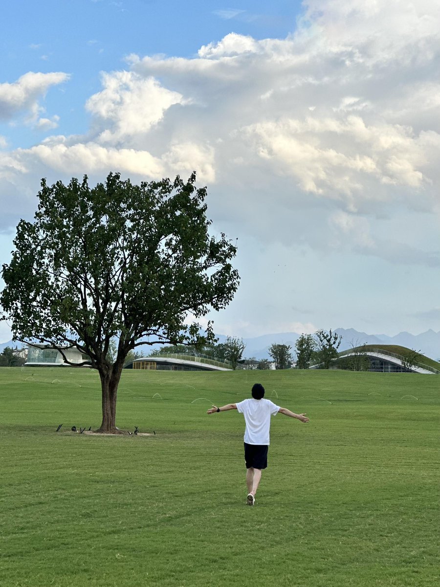Visit_Kecheng's tweet photo. Kecheng — where doing nothing feels just right.

Lay on the grass, watch the clouds drift by,
and let the sunshine melt your worries away.

📍West District Meadow
#HealingInQuzhou #SpringCalm #WestDistrictMeadow #CloudWatching https://t.co/ozz8llMmbC