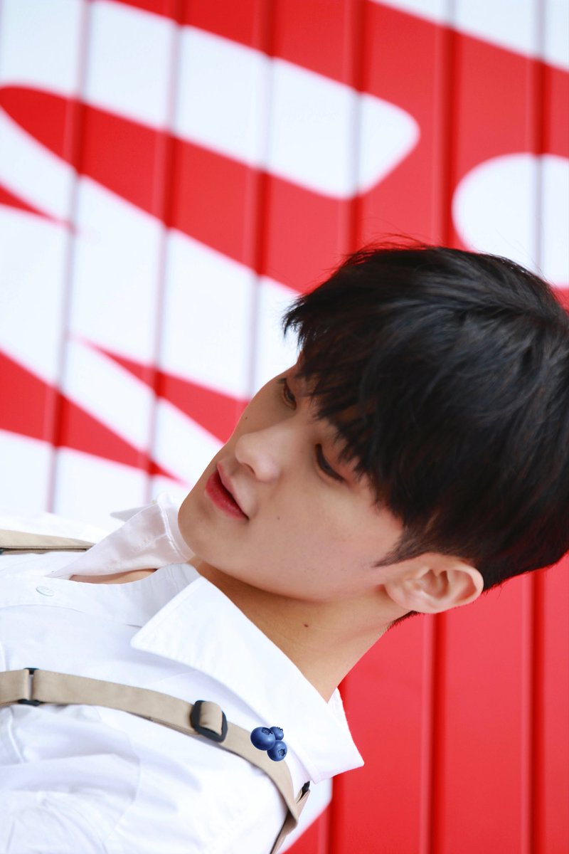 toqurx's tweet photo. 아직도18살같으세여 #마크 https://t.co/UuiR0ThVIF