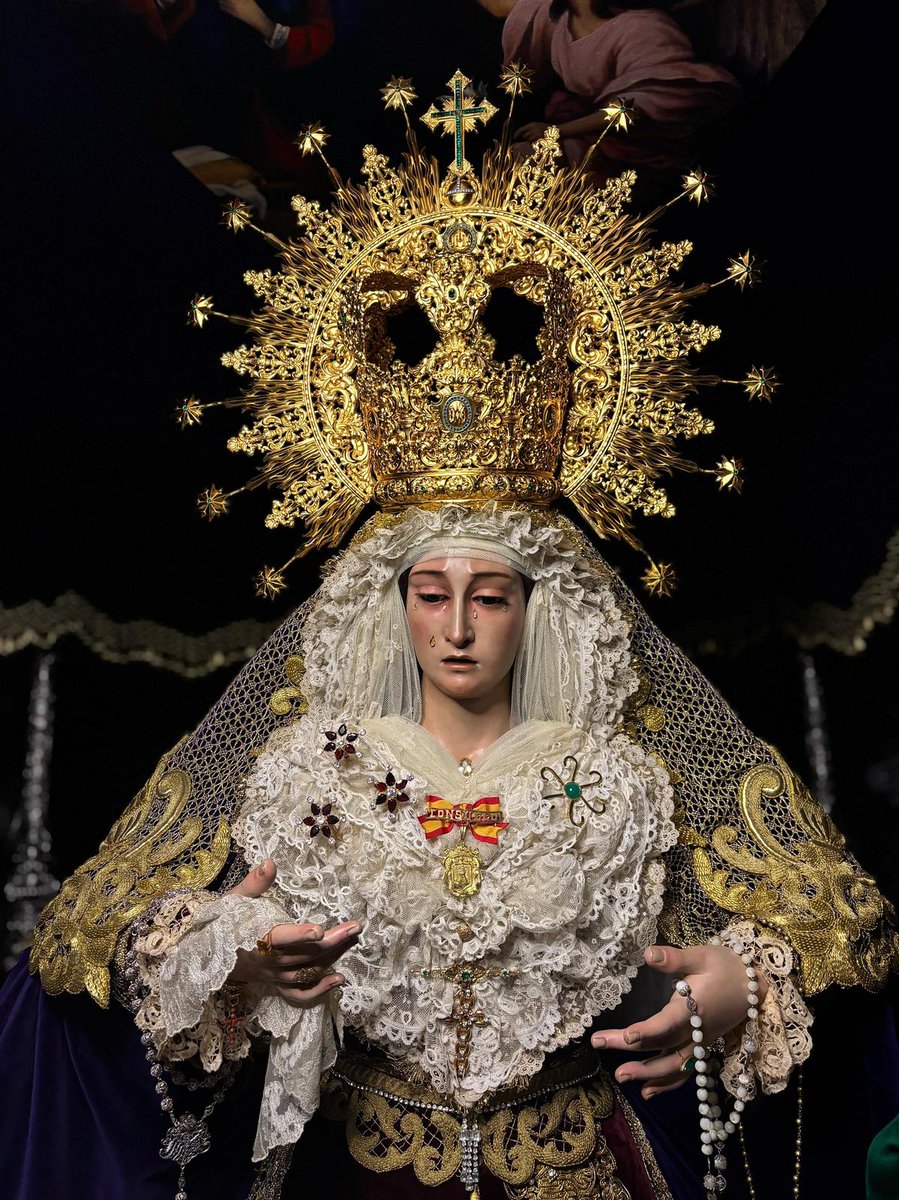 consuelocanti's tweet photo. 𝐍𝐔𝐄𝐒𝐓𝐑𝐀 𝐒𝐄𝐍̃𝐎𝐑𝐀 𝐃𝐄𝐋 𝐂𝐎𝐍𝐒𝐔𝐄𝐋𝐎, 𝐄𝐍 𝐒𝐔 𝐏𝐀𝐒𝐎 𝐃𝐄 𝐏𝐀𝐋𝐈𝐎.

En el día de ayer, se vistió a Nuestra Señora del Consuelo de cara al Jueves Santo. En esta ocasión estrena la Santísima Virgen una mantilla de encaje de aplicación de bruselas. https://t.co/MT80EE0z5F