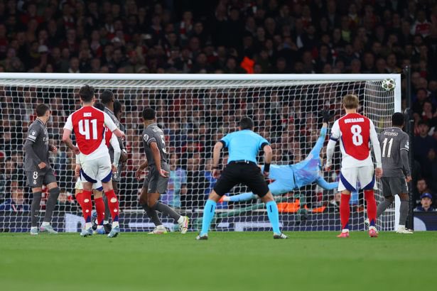 HLTCO's tweet photo. Prior to last night, Declan Rice had 9 seasons of professional football under his belt, 245 appearances for West Ham, 93 for Arsenal and 64 for England, at no point in that time had he ever scored a direct free-kick. 

He’s then gone and smashed in 2 worldies in 12 minutes. Mad. https://t.co/bSWhcYhtYY