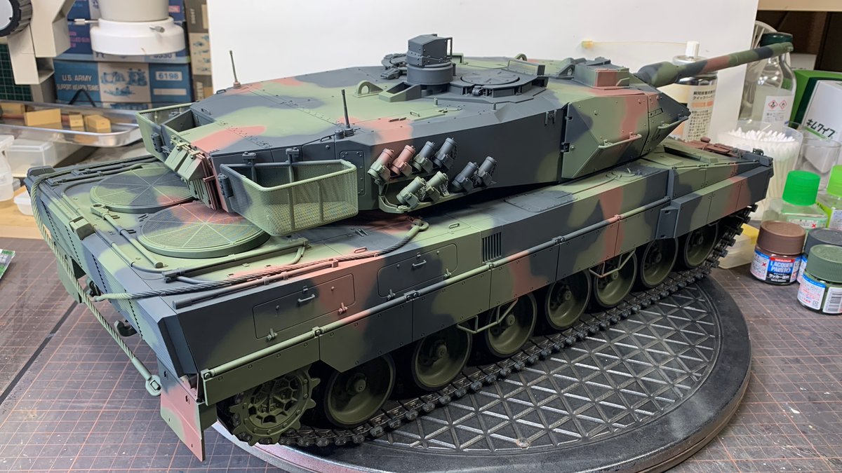 tkc_sa's tweet photo. タミヤ 1/16 RC TANK #レオパルド2A6 製作
まあ、でかい大きい塗る面積が広いw
タミヤラッカーのNATOグリーン,NATOブラウン,NATOブラックでドイツ連邦軍の3色迷彩を塗る。 https://t.co/asSRMYZmED