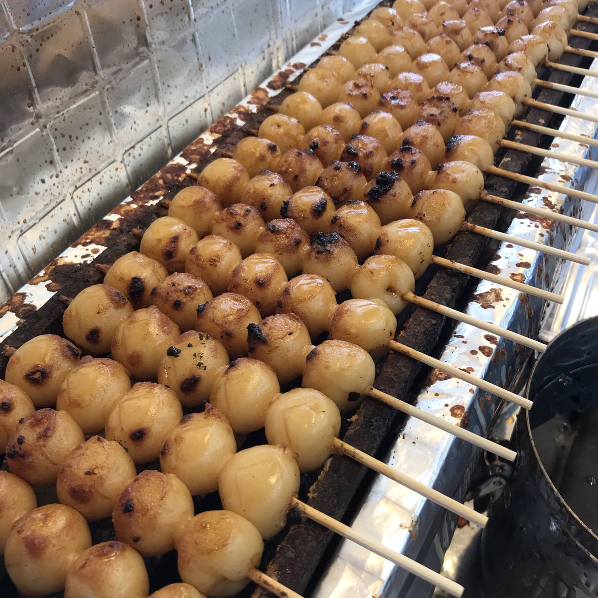 hidakushichan's tweet photo. 朝ナマ終了間際に森本アナと山下アナによばれたような気がして。。。こちら正式には“みだらし団子”です。まあ当店でも“みたらし団子”として販売してるのですが💦

#KNBラジオ https://t.co/rV3jEboRfz