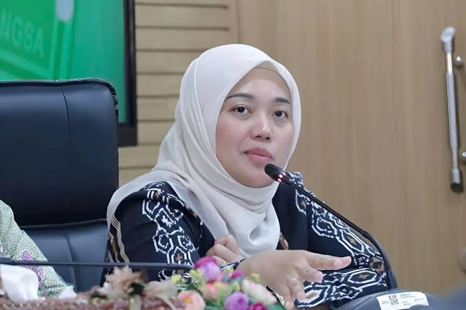 DPP_PKB's tweet photo. Dampak Tarif Resiprokal Trump, Chusnunia Desak Kebijakan Impor Nasional Dievaluasi 

“Indonesia bisa menjadi korban banjir produk impor murah jika pemerintah tidak segera mengoreksi aturan perdagangan kita yang terlalu longgar,” #SuaraPKB https://t.co/ftGvjTiTJ2 https://t.co/ytaXm6dkpP