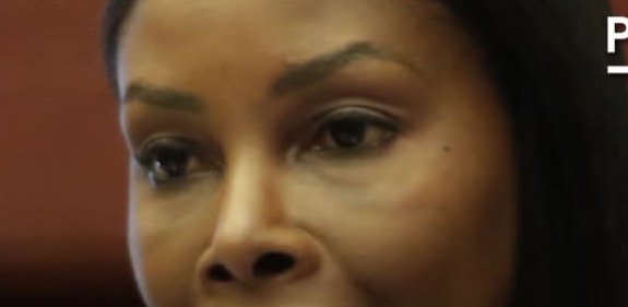 Y se marchó... 🎶🎵
 Abandono el país ‼️

A solo 5 días de las elecciones, ¿será que vió las encuestas? 
la Fiscal que  durante 8 años  persiguió nombres y no delitos, se bajó de la camioneta y se subió al avion. 
‼️🇪🇨