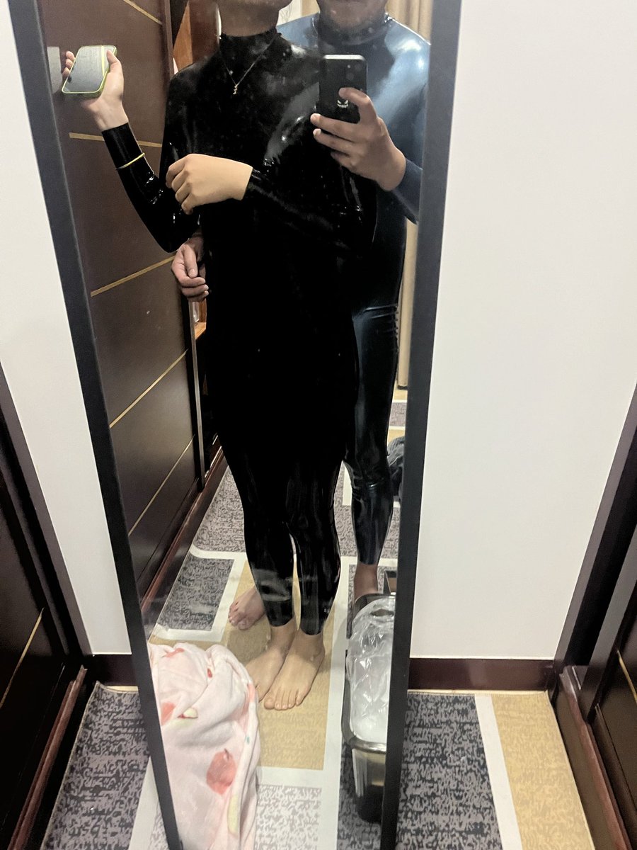 latexDDD's tweet photo. 又是库存🤔#胶衣 #latex https://t.co/SB06yn2nUC