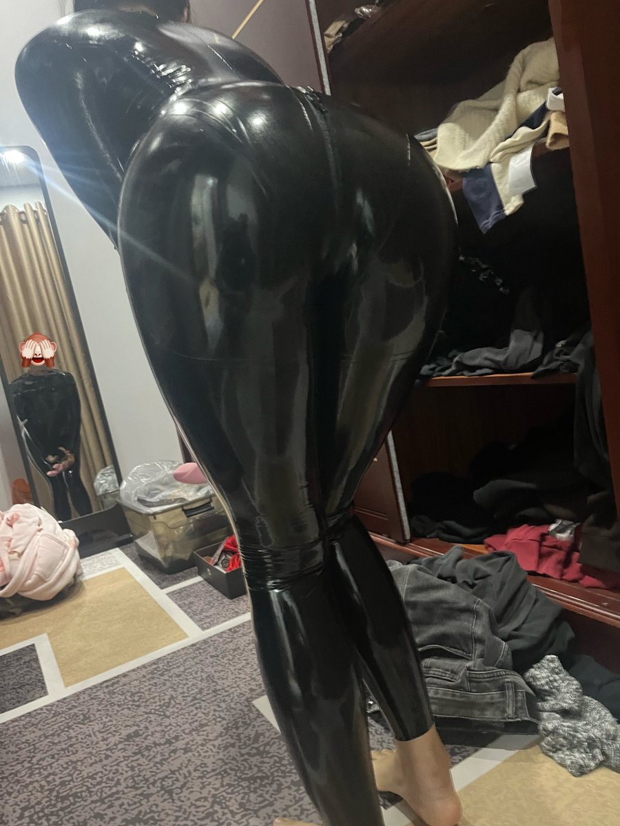 latexDDD's tweet photo. 又是库存🤔#胶衣 #latex https://t.co/SB06yn2nUC