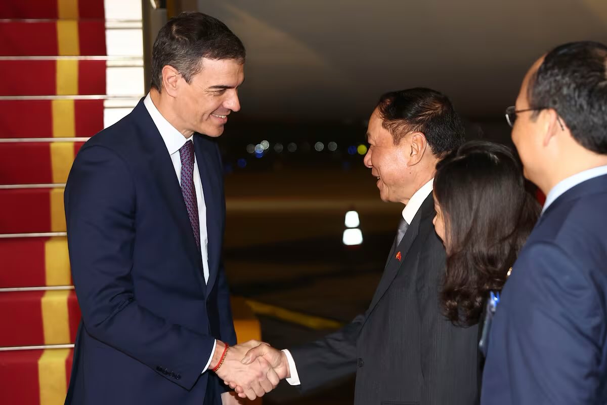 El presidente Sánchez viaja a Vietnam y China para convencer a sus autoridades a que rebajen los aranceles que ponen a los productos occidentales, casi como por encargo de Trump. Esto se pone cada día más interesante.