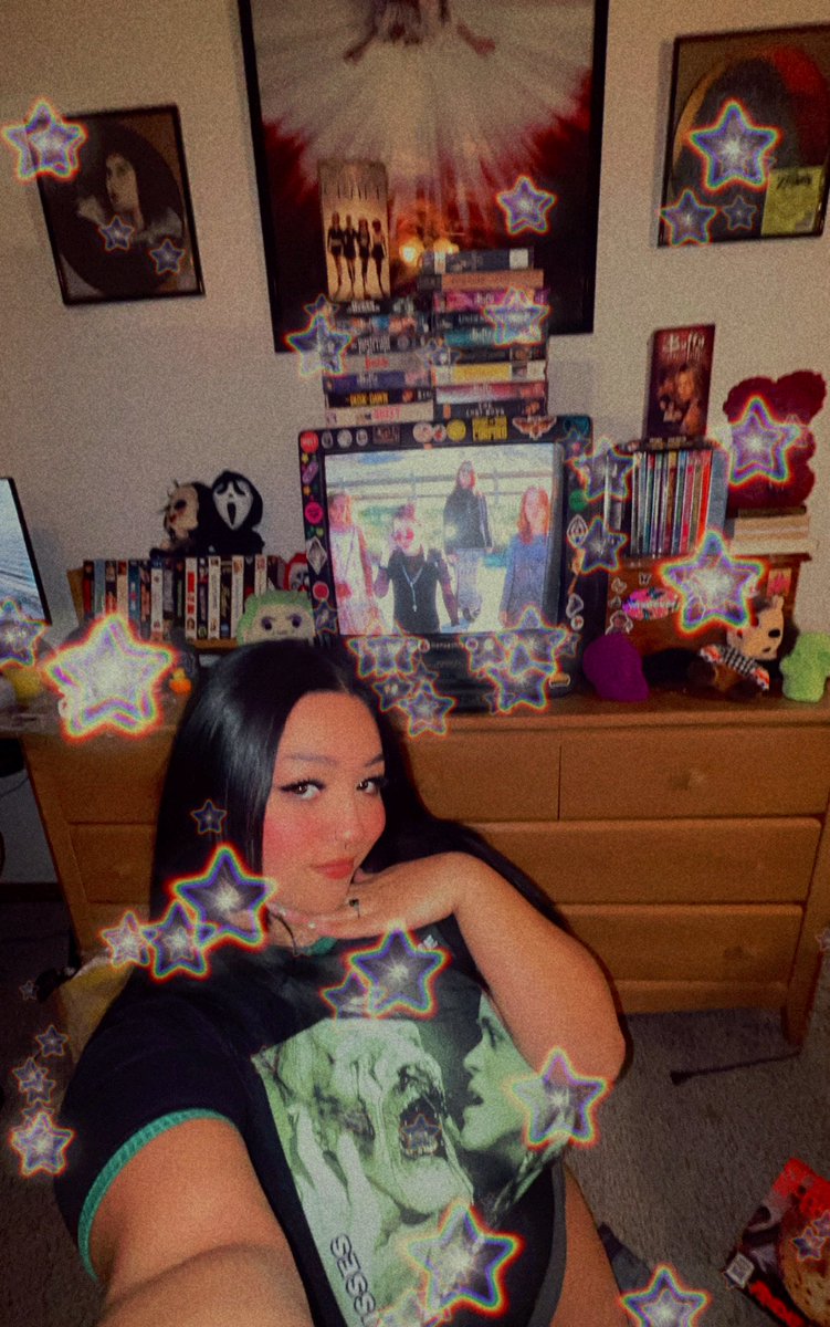 horrorsthetics's tweet image. imagine hating me while I’m in my room like this 🖤