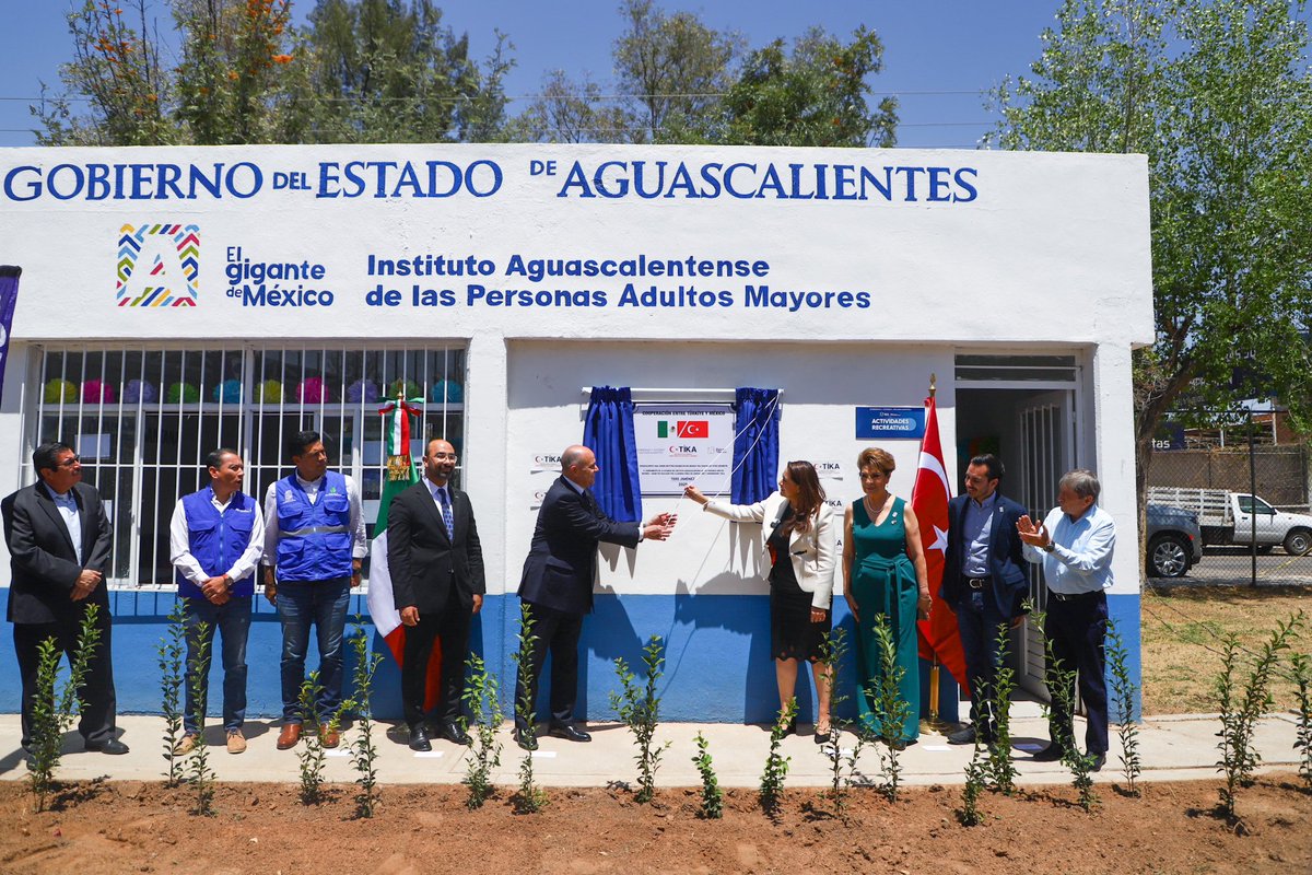 TereJimenezE's tweet photo. El día de hoy inauguramos una nueva estancia de día para adultos mayores en la colonia Olivares Santana, en donde se ofrecerán servicios médicos gratuitos, actividades recreativas, de rehabilitación, entre otras, con el objetivo de mejorar la calidad de vida de nuestros adultos mayores. 

Agradecemos al embajador de Turquía en México, Murat Salim Esenli, por la colaboración para llevar a cabo estos proyectos.