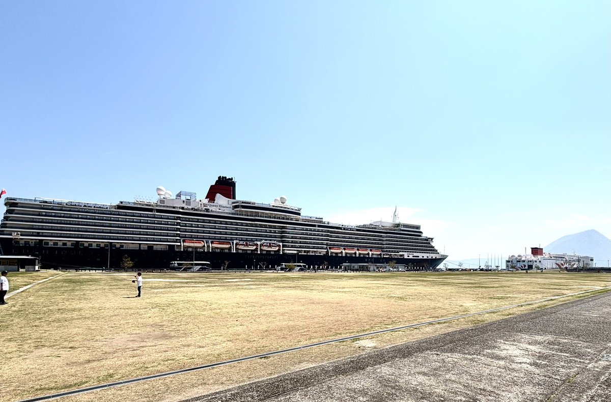minoruss37's tweet photo. 流石に、サンフラワーが小さく見える🚢
#クイーンエリザベス
#サンフラワー
#別府 https://t.co/XCGyfgEJAi