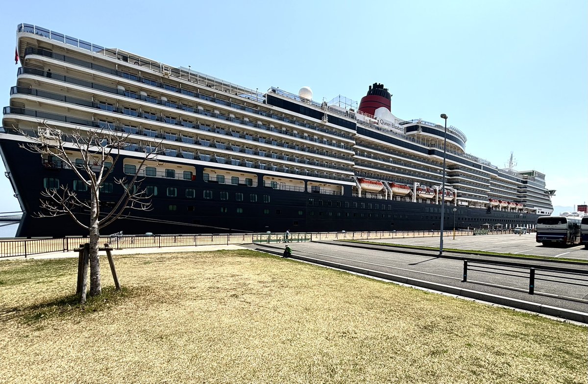minoruss37's tweet photo. 流石に、サンフラワーが小さく見える🚢
#クイーンエリザベス
#サンフラワー
#別府 https://t.co/XCGyfgEJAi