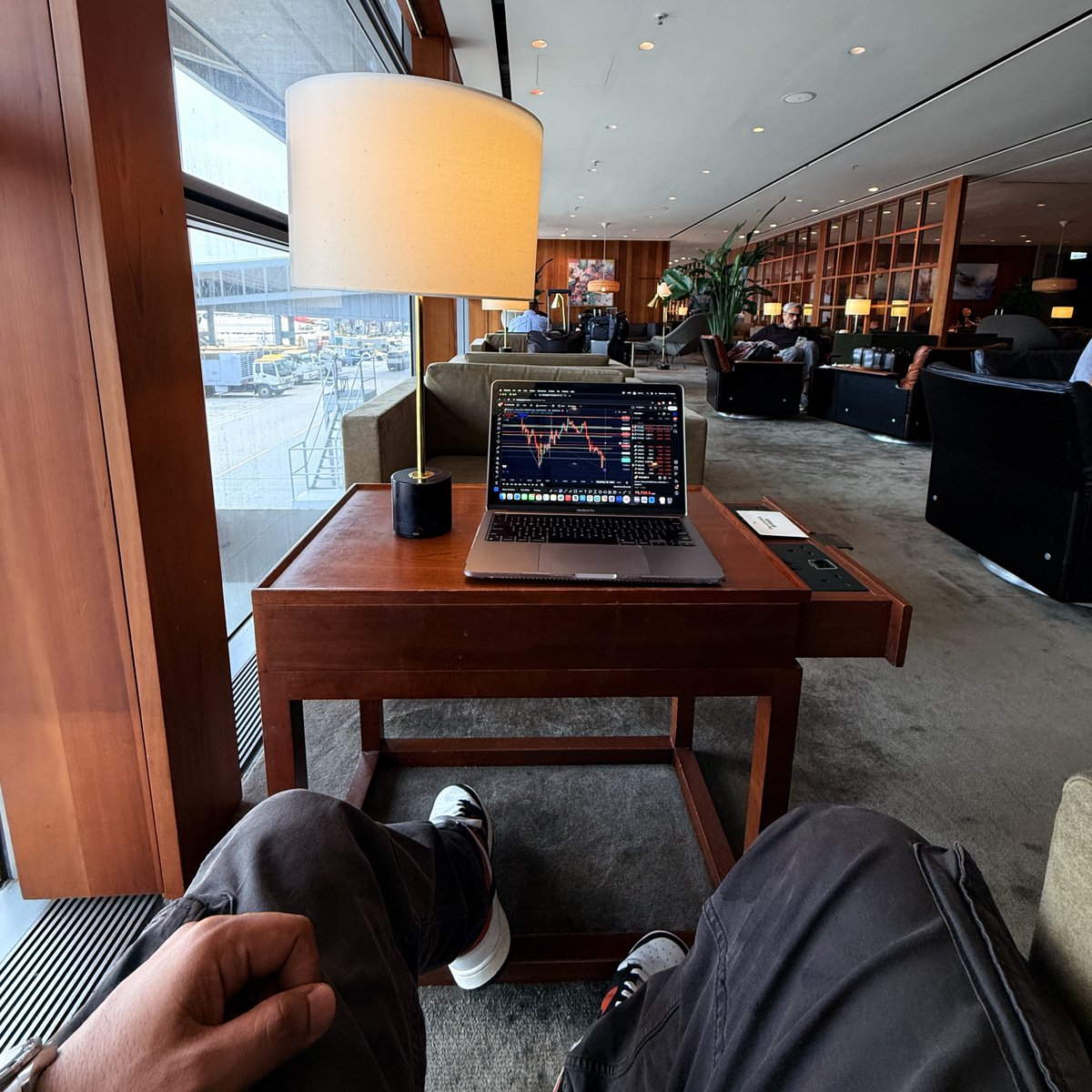 At the Hong Kong lounge 🚀 

Socha khud china aake TARRIF wala mamla solve kardu, aur downfall dekha nahi jata market ka 😂😂

#Bitcoin #Traveldiaries