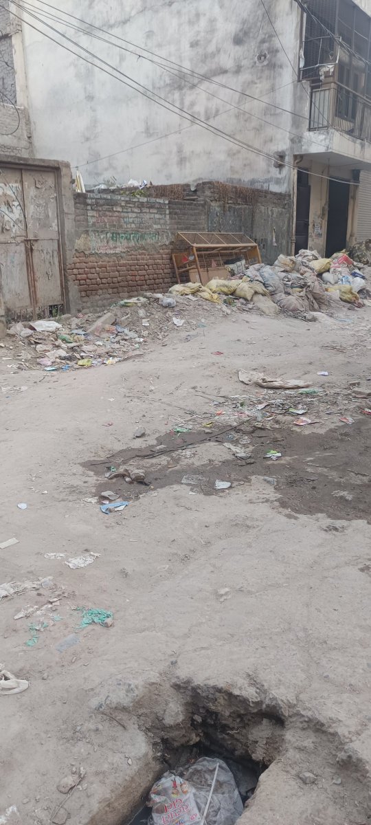 DelhiPrajapati's tweet photo. Look what MCD has done and they want free votes. Whoever you call says it is not my work. At the time of voting, I will also say it is not my work. @gupta_rekha @MCD_Delhi #RekhaGupta @MCDdelhi @PMOIndia @narendramodi @k https://t.co/8bcDkaVVpN