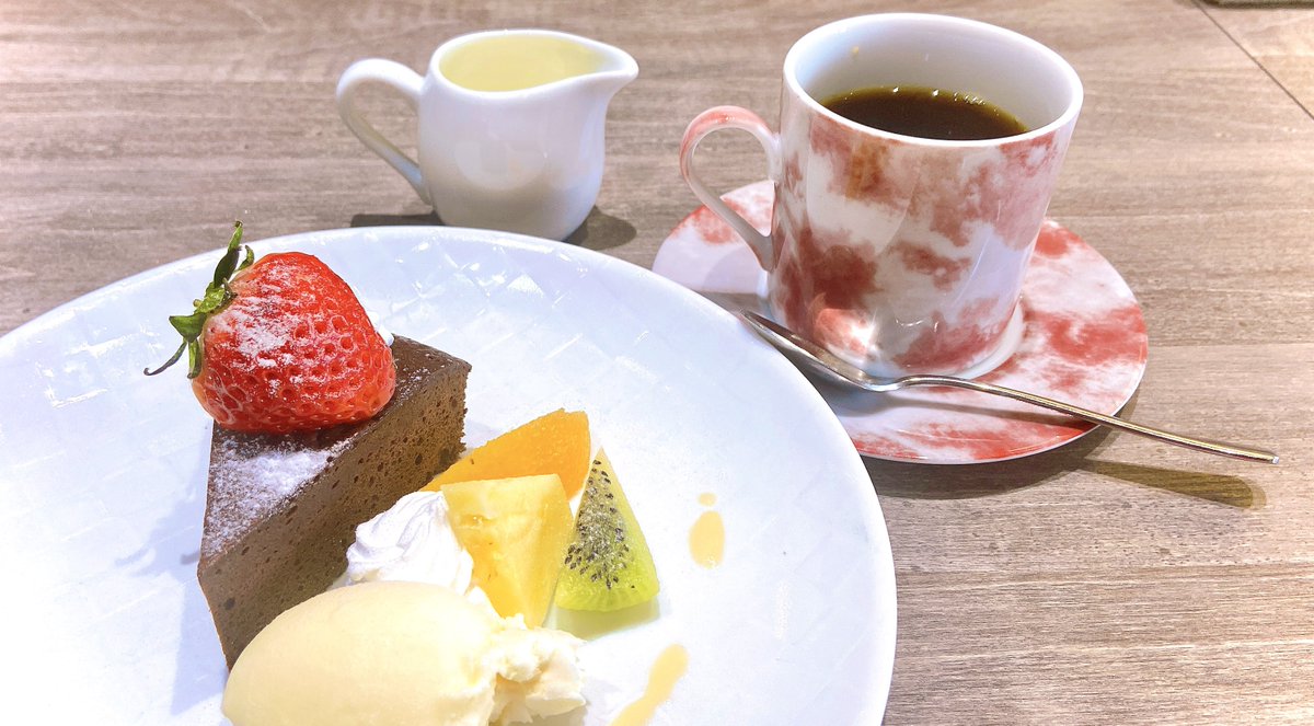 Margaret_183's tweet photo. 先日、お世話になっている先輩とお茶！
コーヒーカップがとても美しい色で、配膳された瞬間に「かわいいー！」と歓声をあげてしまいました🥳
ケーキに旬の大きないちご。アイスに絡めて美味しかった🍓☕️
最近心がけていることについて間違ってないと思うと同時に、身が引き締まる思いだった。 https://t.co/bX92EixV4q