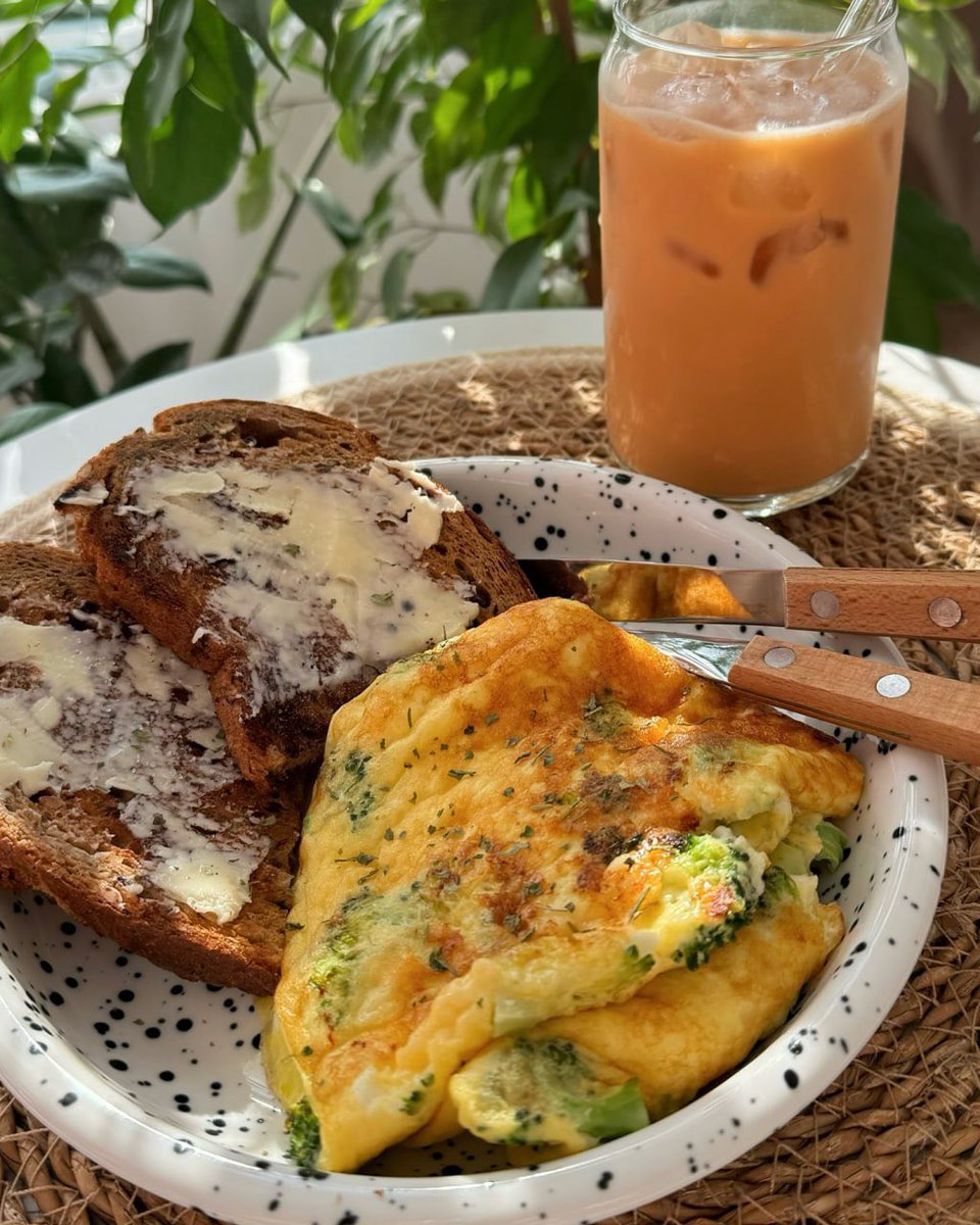 Vikramsingh678's tweet photo. "Started my morning right with a refreshing cold coffee,paired with toast,creamy spread and a delicious omelette.The perfect breakfast to fuel the day ahead ☕️🍞🍳 
#BreakfastVibes 
#MorningFuel 
#DeliciousStart" https://t.co/wa2hN3LBqw