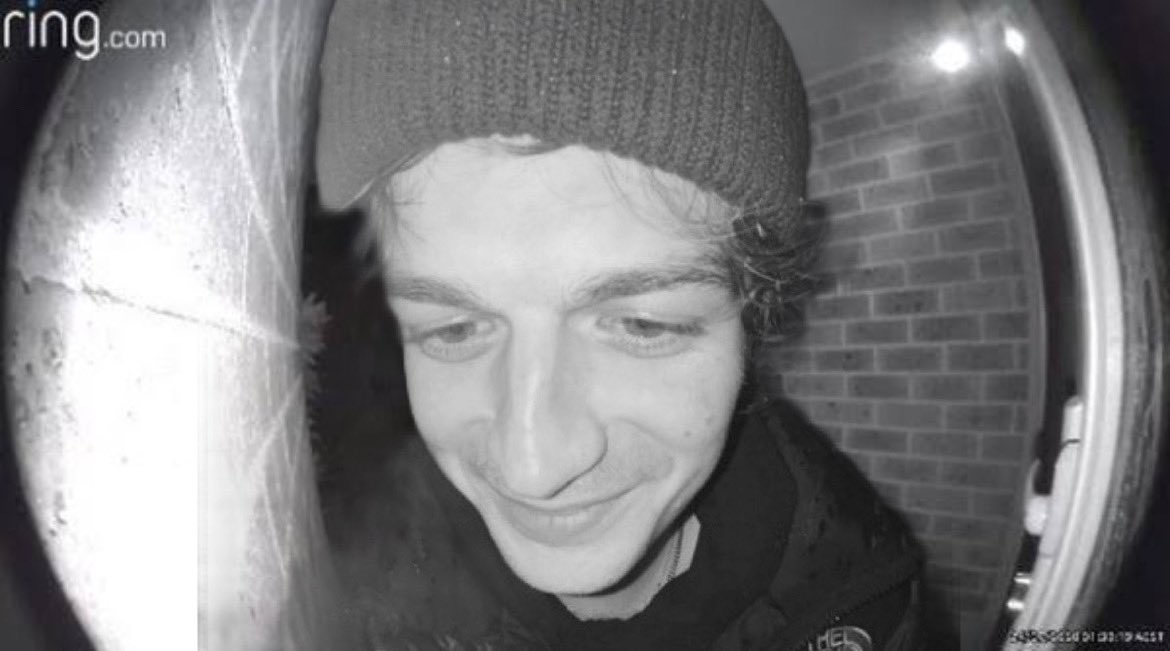djorratana's tweet photo. what’s that sound? (hello?)
there’s a funny man at my door https://t.co/5wi4Rx4p2e