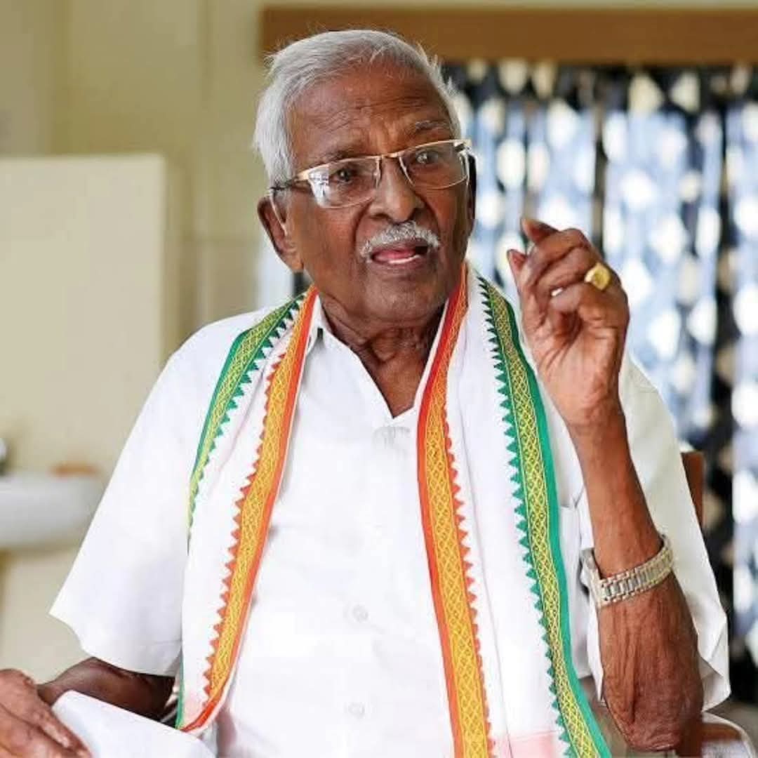 K_T_L's tweet photo. காங்கிரஸ் மூத்த தலைவர் குமரி அனந்தன் காலமானார் 

காங்கிரஸ் கட்சியின் மூத்த தலைவரும், தமிழ்நாடு காங்கிரஸ் முன்னாள் மாநில தலைவரும்,
முன்னாள் கன்னியாகுமரி பாராளுமன்ற உறுப்பினர் மறைந்த அண்ணாச்சி H.வசந்தகுமார் அவர்களின் சகோதரர் மேனாள் ஆளுநர் அக்கா தமிழிசை செளந்தரராஜன் அவர்களின்
தந்தை,  இந்நாள் கன்னியாகுமரி நாடாளுமன்ற உறுப்பினர் சகோதரர்  V.விஜய் வசந்த் MP அவர்களின் பெரியப்பாவுமான குமரி ஆனந்தன் காலமானார். அவருக்கு வயது 93. 

கடந்த சில தினங்ககளாக வயது மூப்பு பிரச்சினையால் அவ்வப்போது மருத்துவமனையில் குமரி அனந்தன் சிகிச்சை பெற்று வந்தார். இந்த நிலையில், சிகிச்சை பலனின்றி குமரி அனந்தன் காலமானார். 

கன்னியாகுமரி மாவட்டம், குமரிமங்கலம் என்ற அகத்தீச்வரத்தில், சுதந்திரப் போராட்டத் தியாகி அரிகிருஷ்ணன் – தங்கம்மாள் தம்பதிக்கு முதல் மகனாக 1933 மார்ச் 19 ஆம் தேதியன்று பிறந்தவர் குமரி ஆனந்தன். காமராஜரின் சீடராக விளங்கிய இவர், காங்கிரஸ் கட்சியின் முன்னாள் மாநிலத் தலைவராக பொறுப்பு வகித்தவர். மக்கள் நலனுக்காகப் பதினேழு முறை தமிழகம் முழுவதும் நடைபயணம் மேற்கொண்டவர். இலக்கியவாதியாகவும் சிறந்த மேடைப் பேச்சாளராகவும் திகழ்ந்தவர். 

ஏழை விவசாயிகளுக்கு இலவச மின்சாரம் வேண்டுமென்று களக்காட்டிலிருந்து ராதாபுரம் வரை நடைபயணம் மேற்கொண்டு, அதன் விளைவாக 1984-ல் 1.5 ஏக்கர் நஞ்சை நிலம் மற்றும் 2.5 ஏக்கர் புஞ்சை நிலம் வைத்திருக்கும் விவசாயிகளுக்கு இலவச மின்சாரத் திட்டம் பெற்றுத் தந்தவர். கங்கை இங்கே வர வேண்டும் குமரி எல்லையை தொட வேண்டும் என நதிநீர் இணைப்புக்கு குரல் கொடுத்தவர், பாராளுமன்றத்தில் தமிழ் பேச உரிமை பெற்று தந்தவர், 1977-ம் ஆண்டு நாகர்கோயில் தொகுதியில் நாடாளுமன்ற உறுப்பினராக தேர்ந்தெடுக்கப்பட்டவர். தமிழ்நாடு சட்டமன்றப் பேரவையின் உறுப்பினராக 1980, 1984, 1989 மற்றும் 1991 ஆகிய ஆண்டுகளில் நான்கு முறை தேர்ந்தெடுக்கப்பட்டவர். தமிழகத்தில் பனைவளம் பெருக முழங்கியவர். தமிழகத்தில் மத்திய அரசு அலுவலகப் படிவங்கள் அனைத்திலும் தமிழுக்கு முதலிடம் தரப்படவேண்டும் என்ற கோரிக்கையை வலியுறுத்தி, மத்திய அரசின் அலுவலகங்கள் முன் ஆர்ப்பாட்டம் நடத்தியவர். தமிழகத்தில் தாய்மொழித் தமிழுக்கு எங்கும் முதலிடம் தரப்படவேண்டும் என்று வலியுறுத்தியவர்.
தமிழக அரசின் மகாகவி பாரதியார் விருது மற்றும் பெருந்தலைவர் காமராஜர் விருது பெற்றவர். 
குமரி அனந்தனுக்கு தமிழக முதல்வர் ஸ்டாலின் கடந்த ஆண்டு சுதந்திர தின விழாவில் ‘தகைசால் தமிழர் விருது’ மற்றும் அதற்குரிய பத்து லட்சம் ரூபாய்க்கான காசோலையும் பாராட்டுச் சான்றிதழும் வழங்கினார்