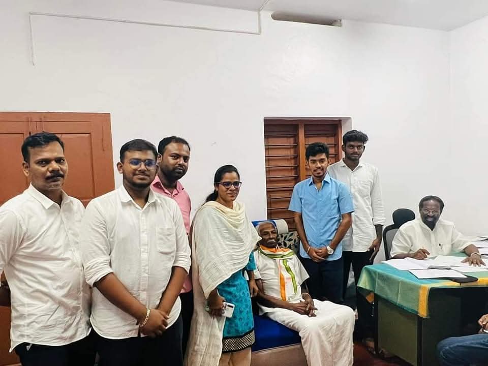 Kiruthika_TNPYC's tweet photo. அடுத்த தலைமுறைக்கு காங்கிரஸ் பேரியக்கத்தை எடுத்துச் சென்ற தலைவர்... சென்று வாருங்க ஐயா காங்கிரஸ் உங்களுக்கு என்றைக்குமே கடமைப்பட்டிருக்கும்.... https://t.co/mTfDgOOOjU