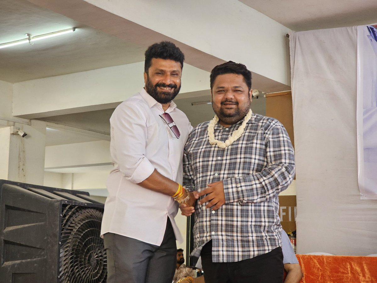 Dharmesh_parm's tweet photo. પોરબંદર મહાનગર પાલિકામાં ફરજ બજાવતા કર્મચારીઓના લાભાર્થે રેડક્રોસ સોસાયટી (પોરબંદર તાલુકા શાખા) અને પાયોનિયર ક્લબ પોરબંદરનાં સંયુક્ત ઉપક્રમે યોજાયેલ સર્વ રોગ નિદાન કેમ્પ (મેડિકલ કેમ્પ) https://t.co/jYcSSA4inI