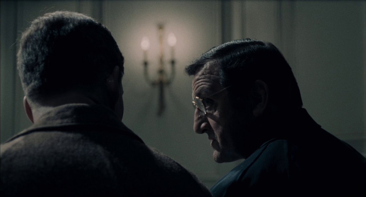 장 피에르 멜빌의 <그림자 군단>은 계급장 다 떼고 누가 보더라도 멜빌 영화네 피도 눈물도 없고 말이 없고, 그래서 무드가 피어나고 또 그것이...