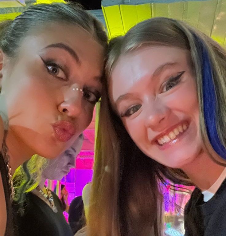 uffb4by's tweet photo. #K4OS || #Lynes au - EN PROCESO ¡!
Inés está harta de que le pregunten por el novio. Lynette quiere darle celos a su ex.
¿La solución? Fingir que están juntas en el casamiento de la hermana de Ine.
Solo era un plan… hasta que dejó de parecer mentira. https://t.co/F2wGvxjtLj