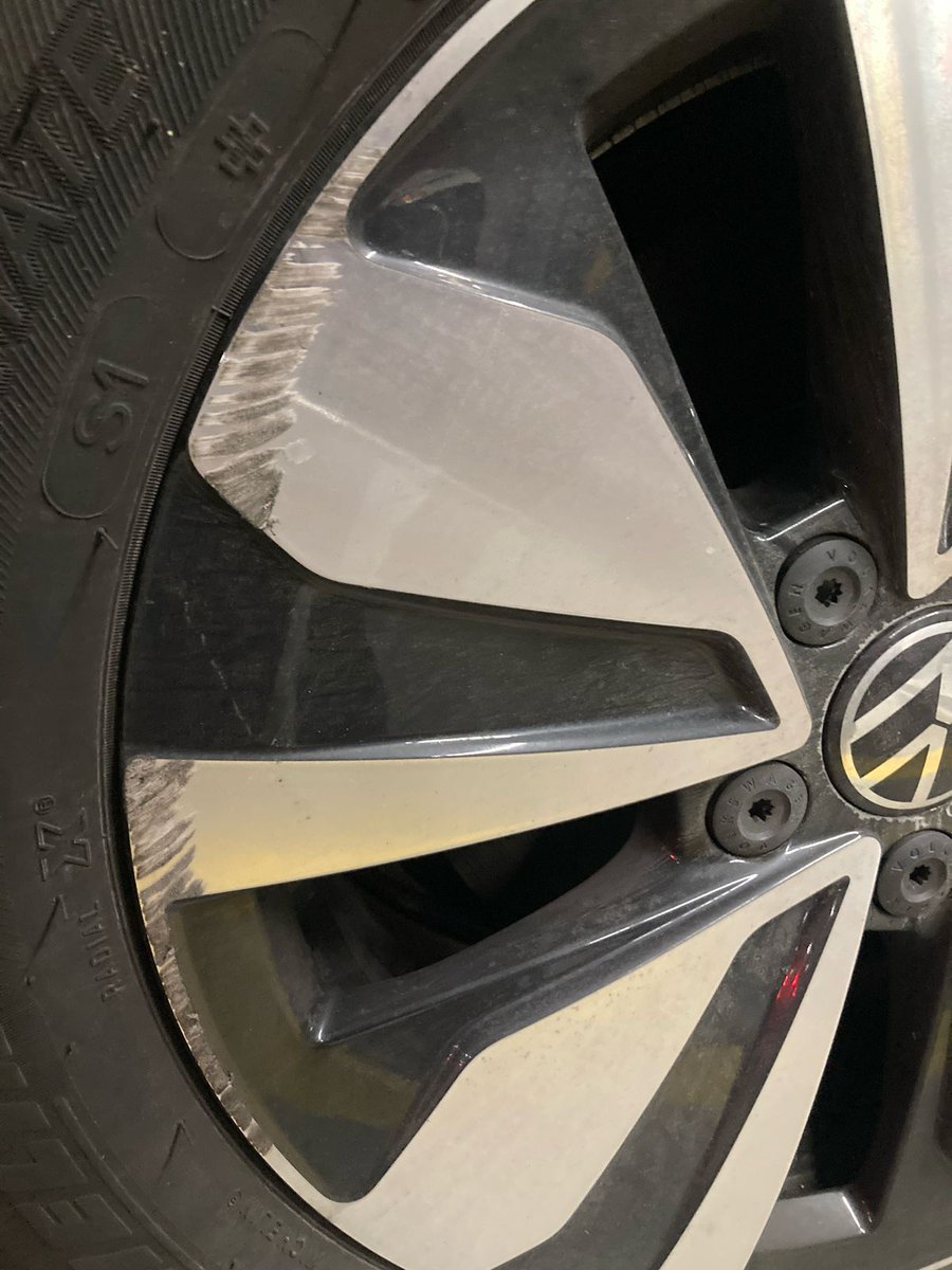 DiputheDK's tweet photo. @SixtDE  Trying to charge €814 for a superficial scratch on a rim when the original part only costs €220! The rental was insured for  €1100. This isn’t the first time they’ve been caught looting their customers. Shameful practices! 😡 #sixtDE #SIXT #sixtcarental #sixtscam https://t.co/6Bzada74ay