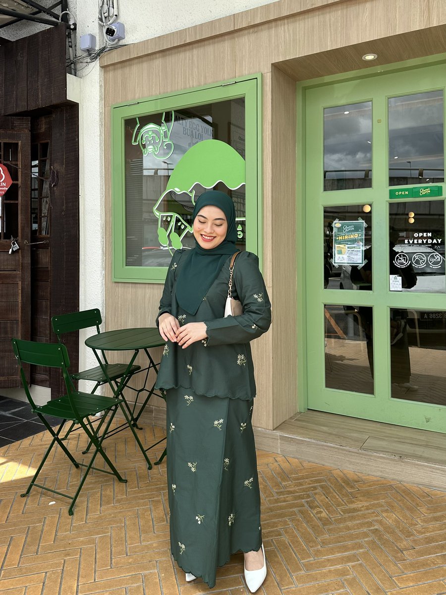 Kalau pakai Maria Embroidered Set ni lepas korang dah penat pergi beraya boleh la pulak pergi chill dekat cafe kan 🤭?