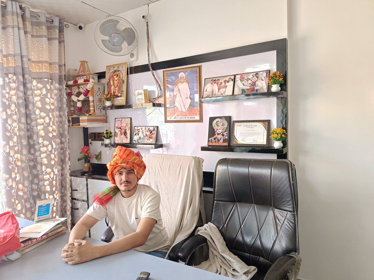 सुना है आज समंदर को बड़ा गुमान आया है,
उधर ही ले चलो कश्ती जहां तूफान आया है।